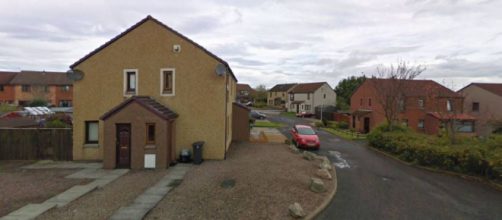 La casa de Cove, Escocia, donde por más de una década un hombre convivió con su esposa muerta. (Imagen Street View)