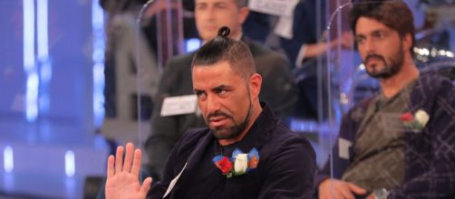 Uomini e donne, Maria smaschera Roberto, Gianni Sperti tuona: 'Vattene'.