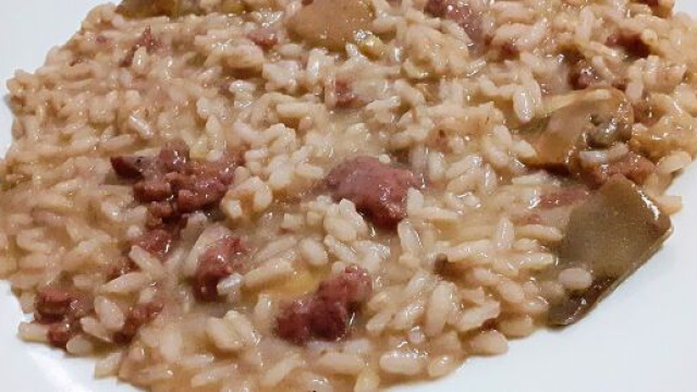 Risotto funghi e salsiccia, una pietanza molto saporita.