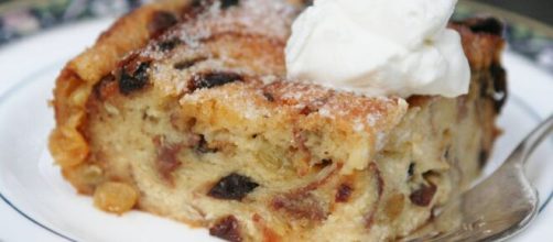 Pudding rustico di pane, un dolce della tradizione inglese.