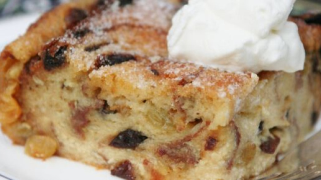 Pudding rustico di pane, un dolce della tradizione inglese.