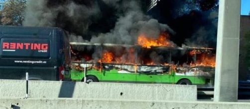 Incendio de un autobús (Facebook Lau Rita)