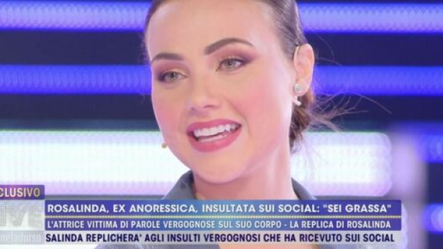 Live, Rosalinda spiega cosa è accaduto in magazzino con Mello: 'Ci siamo baciate'.