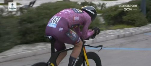 Wout van Aert impegnato nella crono finale della Tirreno Adriatico.
