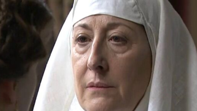 Una vita, anticipazioni: Ursula si presenta a casa di Genoveva vestita da suora.