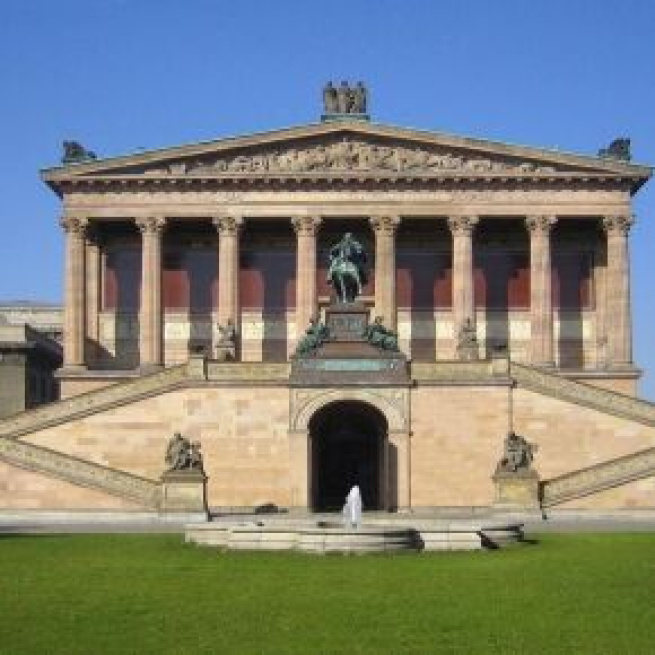 Visual artist Gerhard Richter is happy to have his paintings in the Berlin National Gallery (Image source: WikiImages/Pixabay)