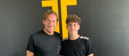 Francesco Totti e il giovane Luis Hasa.