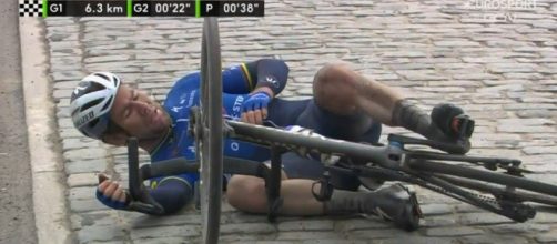 La caduta di Mark Cavendish alla Nokere Koerse.