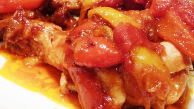 Il pollo con i peperoni, tra mito e gastronomia.