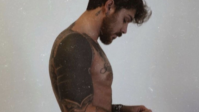 L'Isola dei famosi, slitta il debutto di Andrea Cerioli.