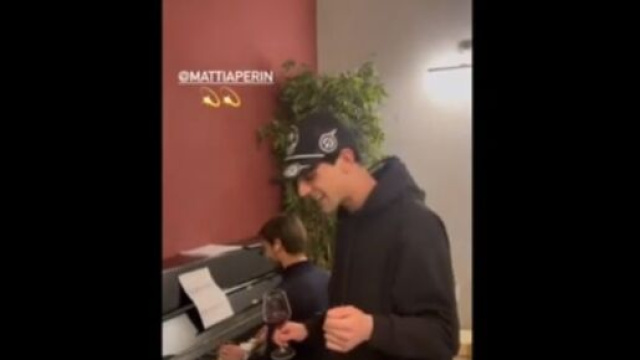 Perin al pianoforte con Bresh per 'Guasto D'Amore', il nuovo motivetto dedicato al Genoa.