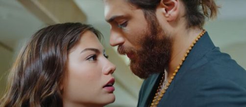 In foto Can e Sanem, i protagonisti di DayDreamer.