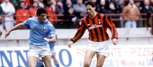 Van Basten controllato da Ferrara in una delle accese sfide tra Milan e Napoli dei primi anni '90.