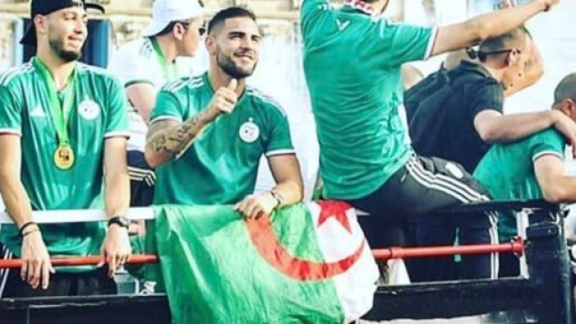 Andy Delort et ses coéquipiers célébrants leur titre de champion d'Afrique. Crédit Twitter @AndyDelort9
