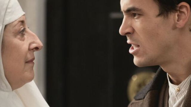 Una vita, trame Spagna: Ursula apprende che Santiago è un impostore.