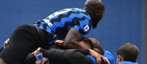 L'esultanza dei giocatori dell'Inter dopo un gol, una scena già vista sessanta volte nell'attuale campionato.