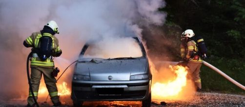 Los bomberos apagan un coche incendiado (Pixabay)