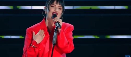 Sanremo, i look delle cantanti della prima serata: Arisa sul palco con un tailleur rosso.