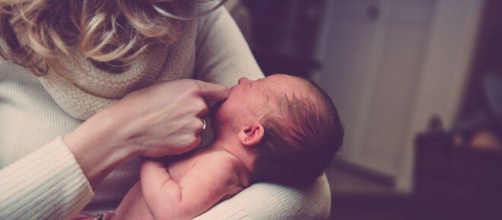 Une grand mère donne le sein à son petit fils - photo Pixabay
