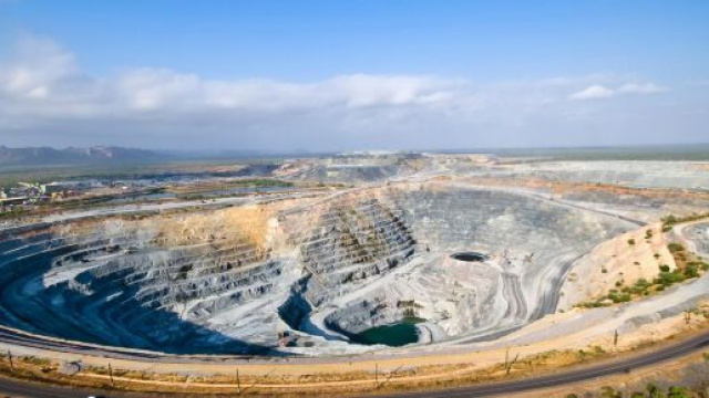 La miniera di uranio Shinkolobwe nella regione del Katanga in Congo. Chiusa nel 2004, forn&igrave; agliUsa minerale per la bomba atomica (outsider.org)