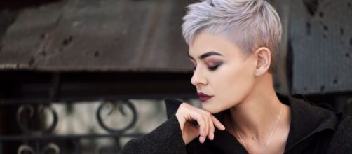 Donna Ariete capelli corti moda look