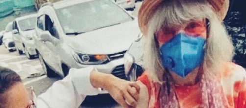 Rita Lee recebe vacina contra Covid-19 (Reprodução/Instagram/@ritalee_oficial)