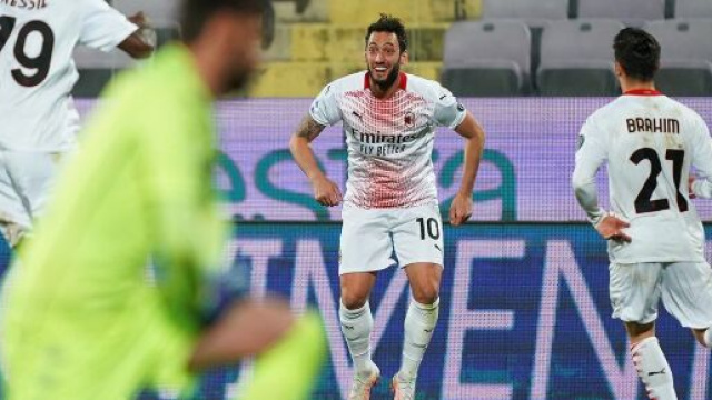 Fiorentina - Milan il gol decisivo di Hakan &Ccedil;alhanoğlu - foto: di acmilan.com