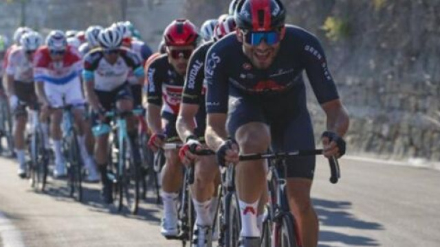 Il Team Ineos in testa al gruppo sul Poggio.