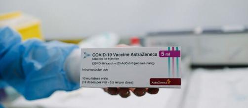 Una confezione del vaccino AstraZeneca contro la COVID-19.