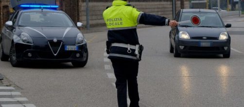 Bari, 11 ragazzini fanno festa in un locale chiuso a Corato: multati dalla Polizia Locale.