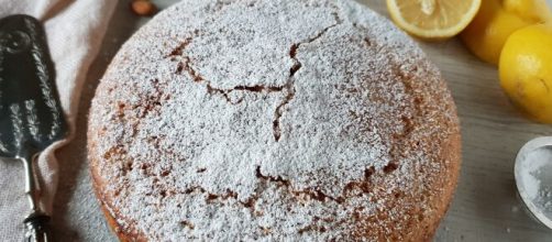 Torta di mandorle senza burro, ideale per la colazione.