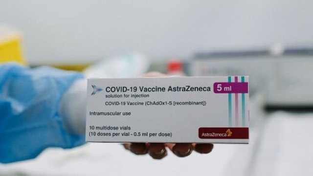 Una confezione del vaccino AstraZeneca contro la COVID-19.