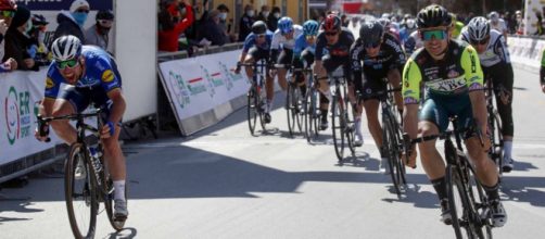 La volata tra Cavendish e Mareczko nella prima semitappa della Settimana Coppi e Bartali.