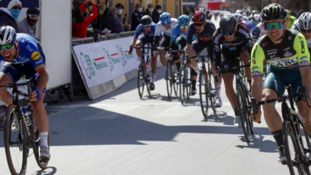 La volata tra Cavendish e Mareczko nella prima semitappa della Settimana Coppi e Bartali.