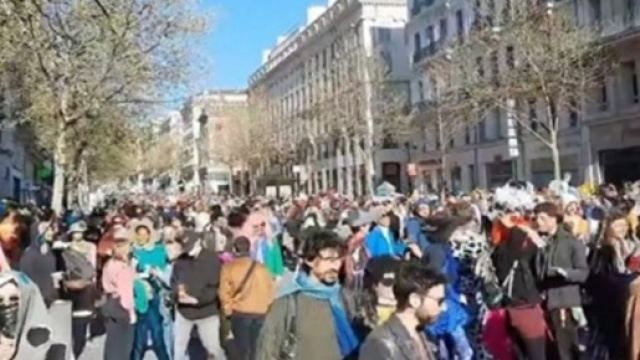 Les images incroyables du carnaval de Marseille indignent les internautes - Photo capture d'écran video