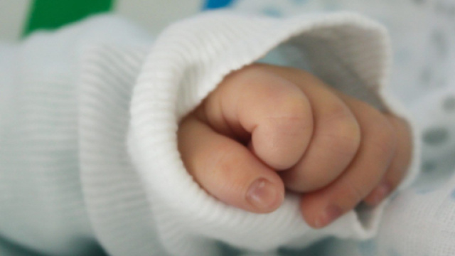 Portici, neonato ustionato, interrogata la madre del bimbo: non ricorderebbe nulla.