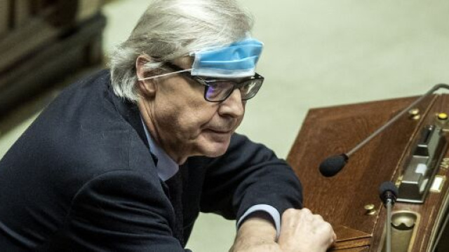 Vittorio Sgarbi: "Io ho avuto la Covid e ne sono uscito e ho un cancro e non ne sono ancora uscito".