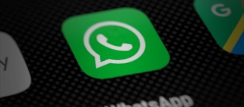 WhatsApp: messaggio-truffa che promette regali da Amazon.
