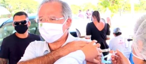 Paulo Guedes toma primeira dose da vacina contra a Covid-19 (Reprodução/TV Globo)