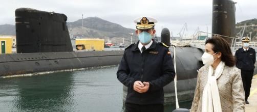 La ministra Robles visitó la Base de Submarinos para anunciar la próxima botadura del S-81 'Isaac Peral'. (Foto: Ministerio de Defensa)