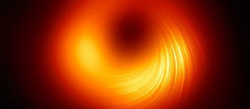Foto del buco nero M87 con il suo campo magnetico