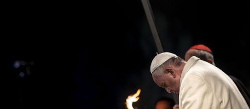 Il rito della Via Crucis con Papa Francesco.