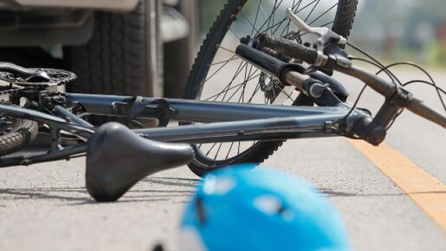 Lecce, ciclista investito da un'auto sulla strada per Torre Chianca: ferito.