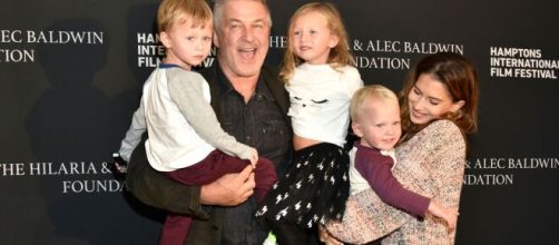Alec Baldwin junto a su esposa y algunos de sus hijos (Twitter @ The Sun.co.uk).