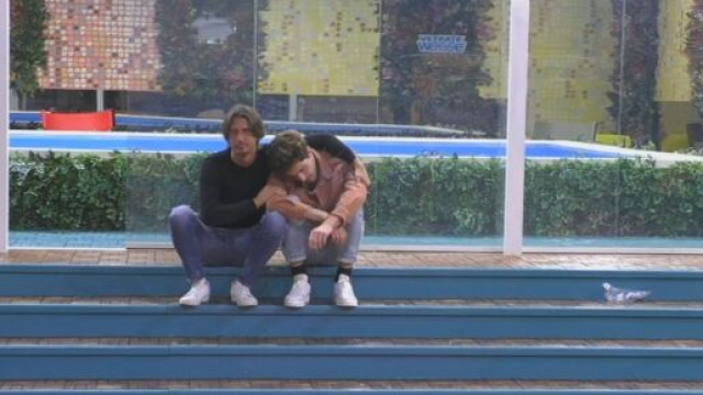 GF Vip, Tommaso riceve un regalo da Oppini.