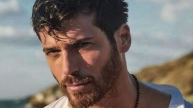Can Yaman passa il tempo al maneggio con Cassius e porta in spalla la sua istruttrice.