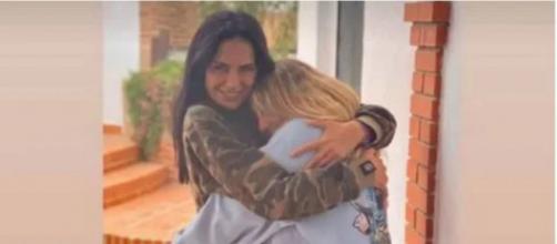Emotivo abrazo de Rocío Flores a Olga Moreno en su despedida (captura de pantalla)