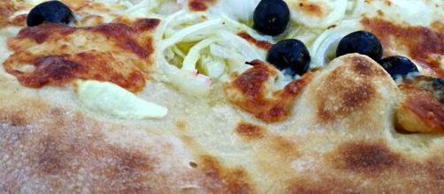 Pizza con cipolle e olive tipica della Francia.