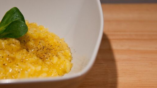 Risotto allo zafferano con spolverata di liquirizia.