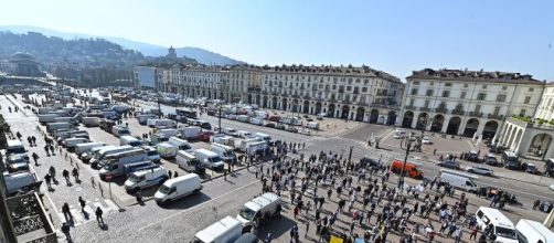 Torino: gli ambulanti protestano e chiedono di tornare a lavorare.